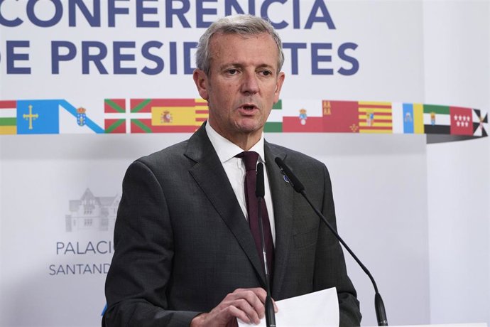Archivo - El presidente de la Xunta de Galicia, Alfonso Rueda, ofrece una rueda de prensa durante la XXVII Conferencia de Presidentes, en el Palacio de la Magdalena, a 13 de diciembre de 2024, en Santander, Cantabria.