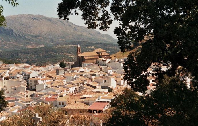 Vista general de Carcabuey, con la iglesia parroquial de Nuestra Señora de La Asunción al fondo.