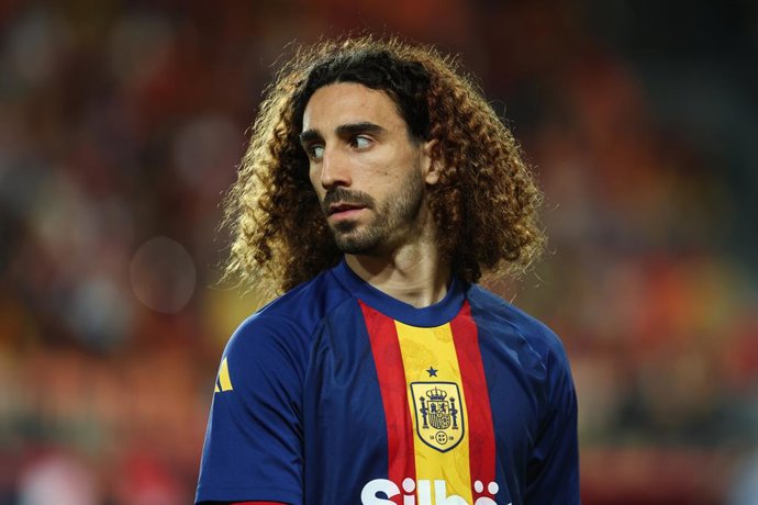Archivo - Marc Cucurella, da Espanha, observa durante a partida entre Espanha e Holanda pelas quartas de final da UEFA Nations League, no estádio Mestalla, em 23 de março de 2025, em Valência, Espanha.