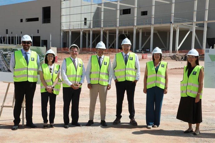 El president de la Generalitat, Carlos Mazón, visitar las obras que la compañía estadounidense Edwards Lifesciences está llevando a cabo en Moncada para construir sus nuevas instalaciones