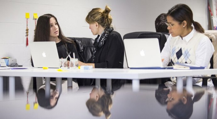 El Ayuntamiento de Barcelona, a través de Barcelona Activa, ha abierto la convocatoria de las ayudas Crea Feina.