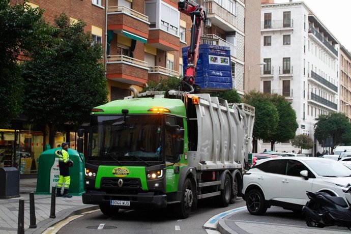 Camión de recogida de residuos en Valladolid.