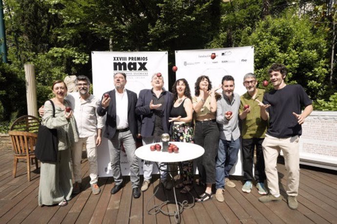 De izquierda a derecha: Itziar Pascual, Tolo Ferrà, Antonio Onetti, Juan José Solana, Paula Lloret, Vera González, Juan Vinuesa, Javier Torres y Albert Hernández.