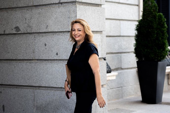 A porta-voz da Coalición Canaria no Congresso, Cristina Valido, em sua chegada ao Congresso dos Deputados para se reunir com o Secretário de Organização da Coalición Canaria, David Toledo, em 3 de junho de 2025, em Madri (Espanha). A reunião será realizad