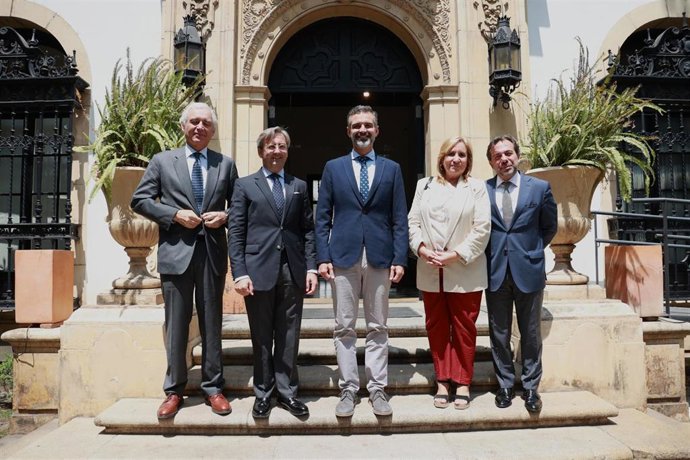 El consejero de Agricultura, Pesca, Agua y Desarrollo Rural, Ramón Fernández-Pacheco (c), en la foto de familia durante la asamblea de Asica. A 03 de junio de 2025, en Sevilla (Andalucía, España). 