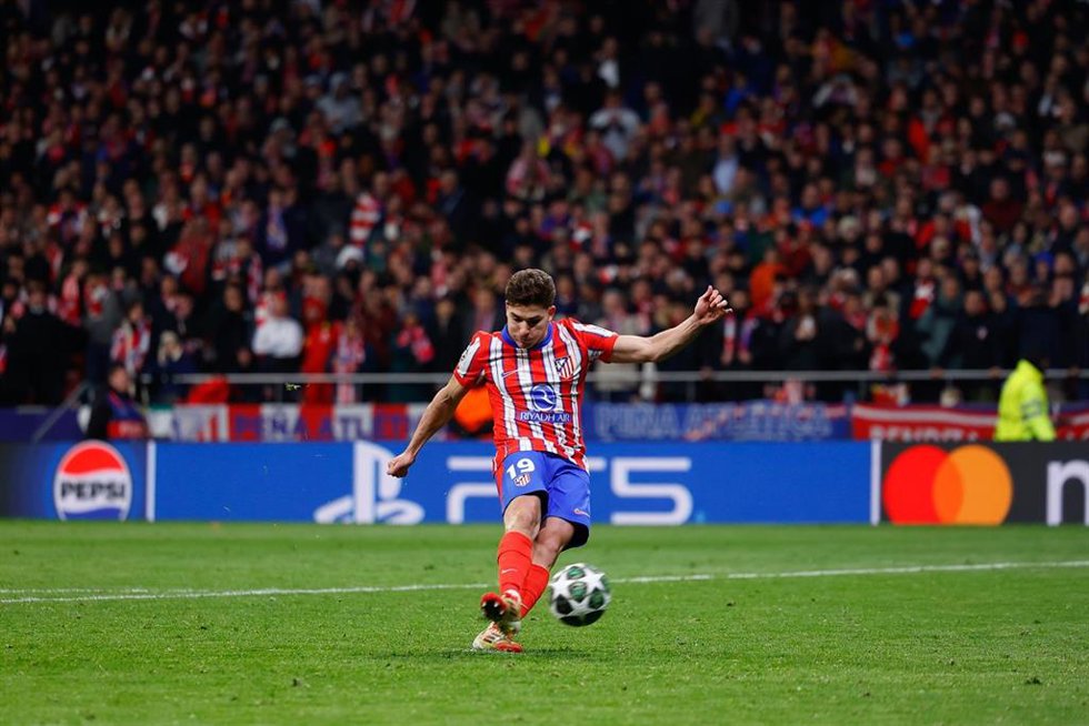 Archivo - El delantero argentino Julián Álvarez (Atlético de Madrid) lanza un penalti en la tanda de octavos de final de la Champions 2024-2025 ante el Real Madrid, en el Riyadh Air Metropolitano.