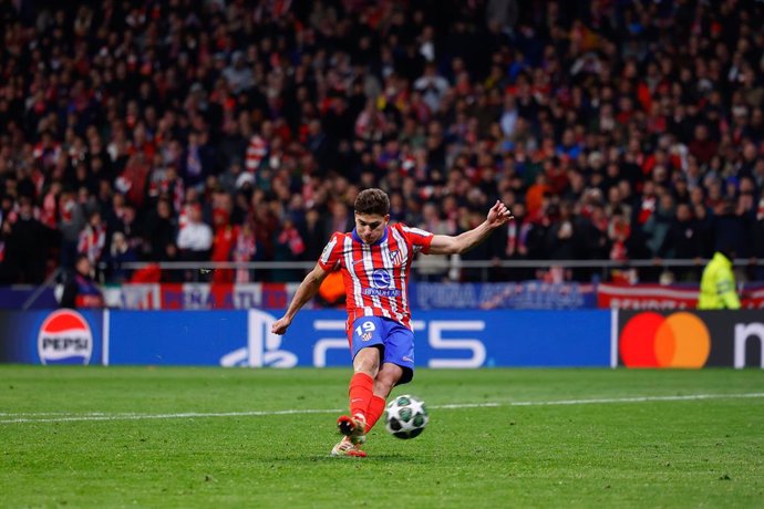 Archivo - Julian Alvarez of Atletico de Madrid misses a penalty during the UEFA Champions League 2024/25  League Round of 16 Second Leg match between Atletico de Madrid and Real Madrid CF, at Riyadh Air Metropolitano stadium on March 12, 2025, in Madrid, 