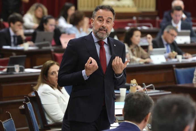 El conseller de vivienda, Territorio y Movilidad, José Luis Mateo, durante una sesión de control al Govern balear, a 20 de mayo de 2025, en Palma de Mallorca, Mallorca, Baleares (España). 