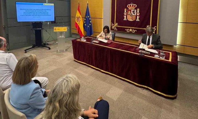 La ministra de Defensa, Margarita Robles, y el alcalde de Soria, Carlos Martínez, firman el procotolo para el Centro de Capacidades Tecnológicas Avanzadas.