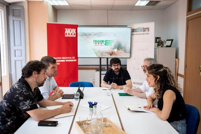Los co-coordinadores de Movimiento Sumar, Lara Hernández y Carlos Martín, durante una reunión con el presidente de la FRAVM, Jorge Nacarino.
