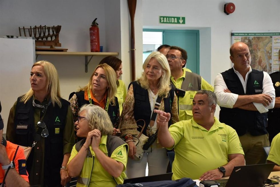 La delegada de la Junta de Andalucía en Cádiz, Mercedes Colombo, en el Puesto de Mando Avanzado para el embarque de romeros en Bajo de Guía