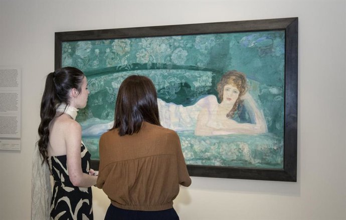 Dos visitantes observan el cuadro 'Retrato de Marianne Willumsen' de Hermen Anglada-Camarasa en el CaixaFòrum de Palma.