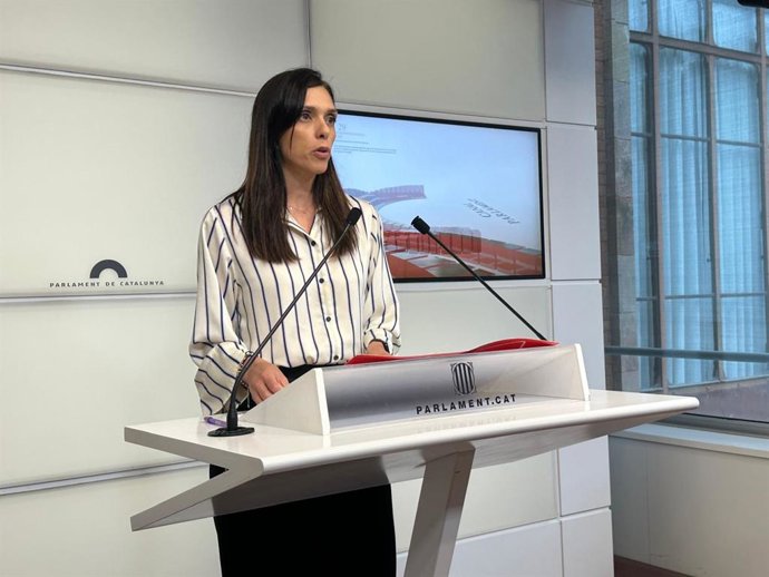 La portavoz del PSC en el Parlament, Elena Díaz, en rueda de prensa.
