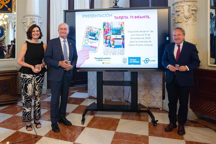El alcalde de Málaga, Francisco de la Torre, y la concejala delegada de Movilidad, Trinidad Hernández, presentan las tarifas de la EMT.