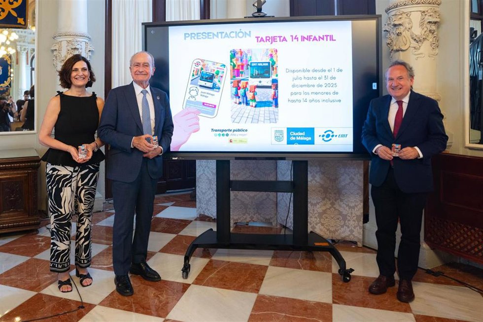 El alcalde de Málaga, Francisco de la Torre, y la concejala delegada de Movilidad, Trinidad Hernández, presentan las tarifas de la EMT.