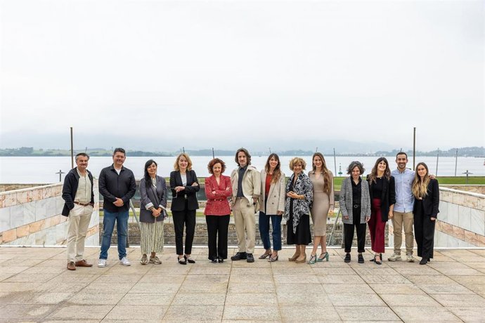 La directora general de Cultura, Eva Guillermina Fernández, presenta en rueda de prensa la zarzuela ‘La verbena de la Paloma’ junto a la directora musical, Lucía Marín; la directora de escena, Nuria Castejón, y el elenco protagonista