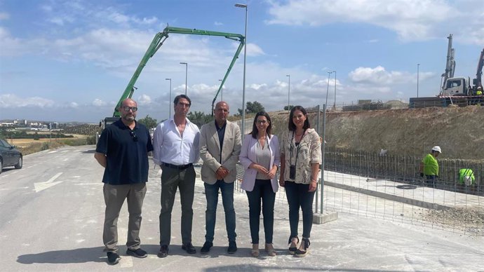 Visita a las obras del parque comercial Victoria Park.