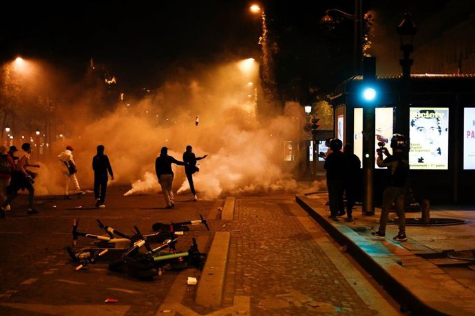 Archivo - Imagen de archivo de disturbios en París tras un encuentro del PSG