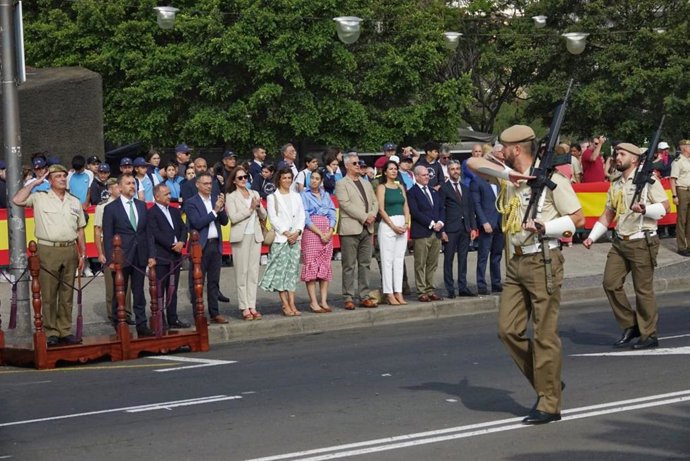 Despliegue del ejército en Santa Cruz de Tenerife con motivo del 'Día de las Fuerzas Armadas'