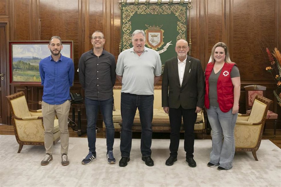Firma del convenio entre el Ayuntamiento de Pamplona y Cruz Roja.