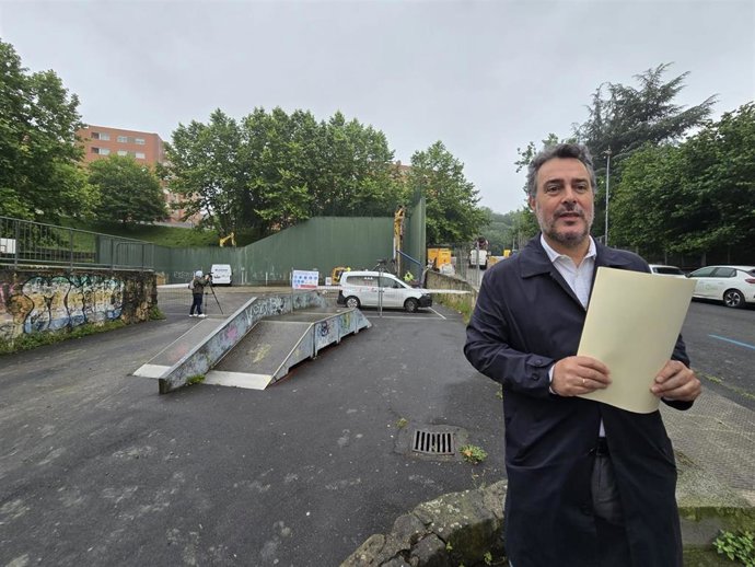 El concejal de Obras y Servicios de Barakaldo, Jon Andoni Uria, en las obras del frontón de La Siebe.