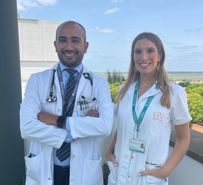 La dermatóloga Carolina Vila y el especialista en medicina interna Christian Leyva, ambos de Quirónsalud Huelva.