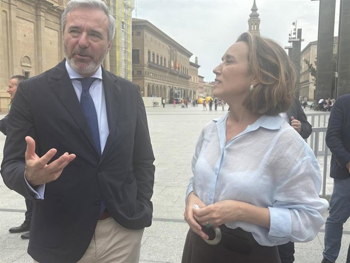 El presidente del Gobierno de Aragón, Jorge Azcón, y la secretaria general del PP, Cuca Gamarra.