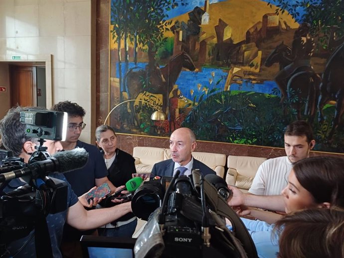 El delegado del Gobierno en Aragón, Fernando Beltrán, atiende a los medios de comunicación.