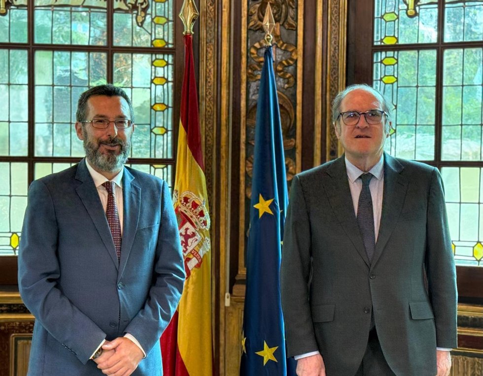 El alcalde de La Línea de la Concepción (Cádiz), Juan Franco, con el Defensor del Pueblo, Ángel Gabilondo, en Madrid