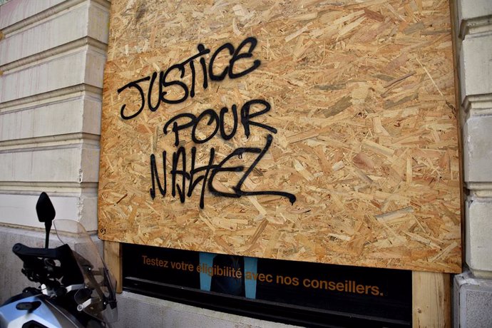 Archivo - July 3, 2023, Marseille, France: A message ''Justice for Nahel'' was tagged on a wooden panel protecting the window of a store in Marseille. After four consecutive nights of riots in France, about teenager, Nahel, a 17-year-old killed by the pol