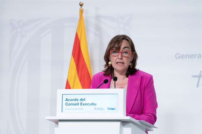 A Ministra do Território, Habitação e Transição Ecológica e porta-voz do Governo, Sílvia Paneque, durante uma coletiva de imprensa após o Consell Executiu, no Palau de la Generalitat, em 3 de junho de 2025, em Barcelona, Catalunha (Espanha). A Generalitat