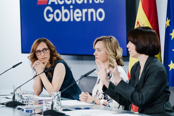 A Ministra da Saúde, Mónica García, durante uma coletiva de imprensa após a reunião do Conselho de Ministros, em 3 de junho de 2025, em Madri (Espanha). O governo aprovou no Conselho de Ministros um decreto real que estabelece a criação de 5