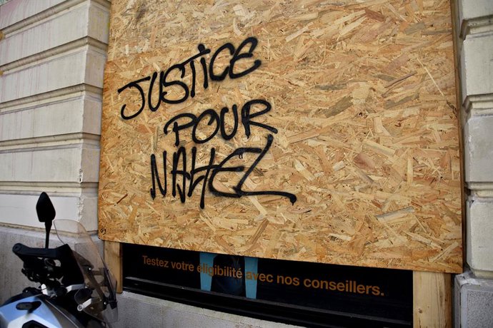 Archivo - Arquivo - 3 de julho de 2023, Marselha, França: Uma mensagem "Justiça para Nahel" foi colocada em um painel de madeira que protege a janela de uma loja em Marselha. Depois de quatro noites consecutivas de tumultos na França, sobre o adolescente 