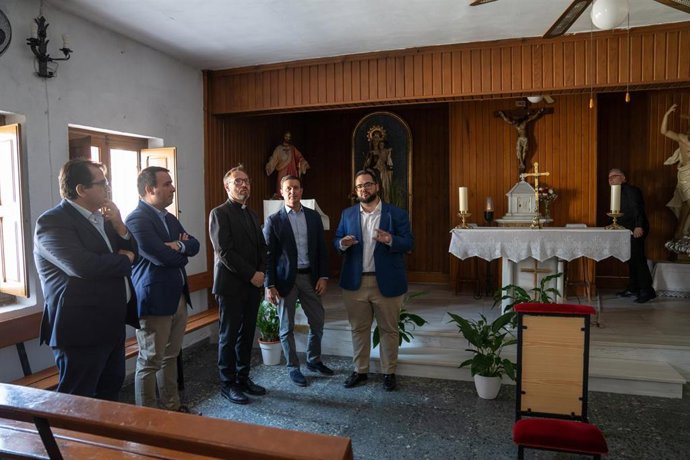 El presidente de la Diputación de Almería, Javier Aureliano García; el vicario general de Almería, Ignacio López; y el alcalde de Zurgena, Domingo Trabalón, durante su visita a la iglesia de Nuestra Señora del Carmen, en La Alfoquía.