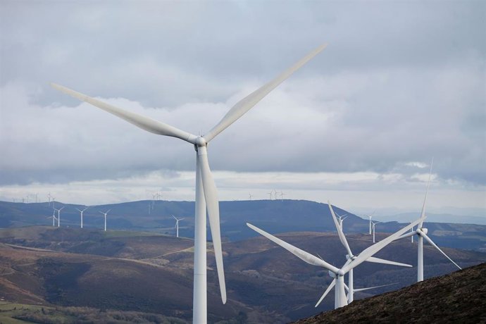 Archivo - Un parque eólico, a 28 de marzo de 2025, en Muras, Lugo, Galicia (España). El Tribunal Supremo ha dictado una sentencia que despeja el futuro de muchos proyectos de la industria eólica en Galicia. El hecho de que dos o más instalaciones de parqu