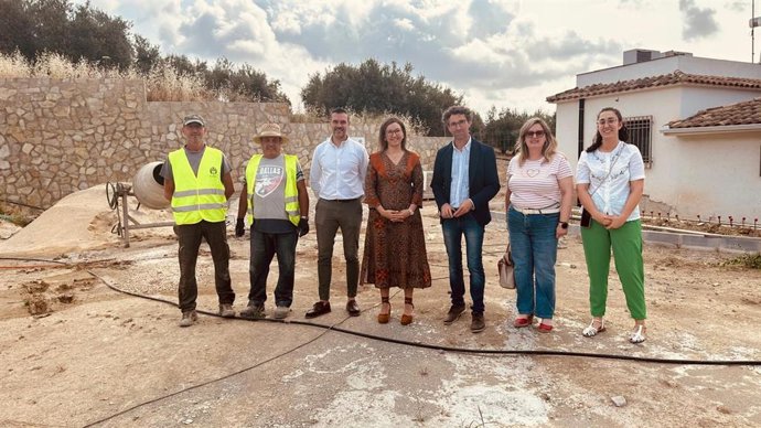 Raquel López (centro), durante su visita a obras del PFEA en Almedinilla.