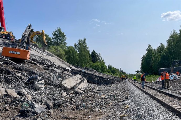 RÚSSIA, REGIÃO DE BRYANSK - 2 DE JUNHO DE 2025: Trabalhadores ferroviários e maquinário pesado são vistos no local do desabamento de um viaduto no cruzamento de uma estrada e uma ferrovia entre Vygonichi e Pilshino. O viaduto desabou sobre um trem de pass