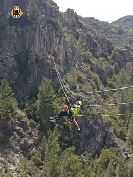 Bomberos rescatan en helicóptero a un hombre bloqueado en una tirolina en Gandia (Valencia).