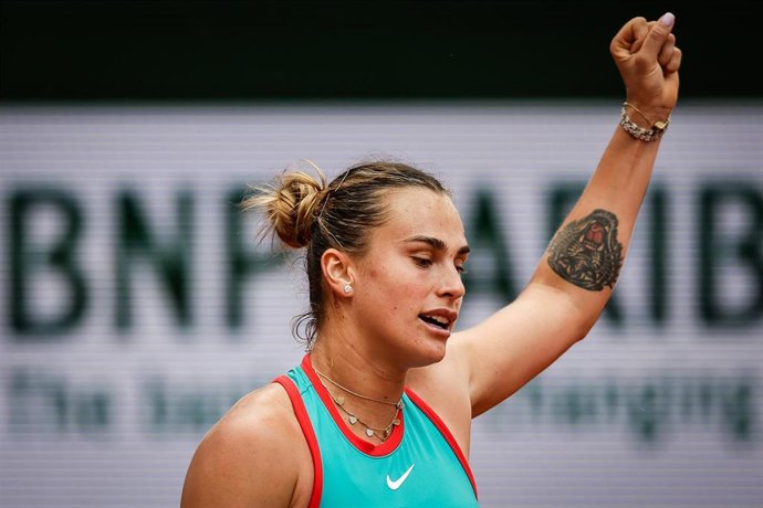 La bielorrusa Aryna Sabalenka celebra una victoria en Roland Garros 2025
