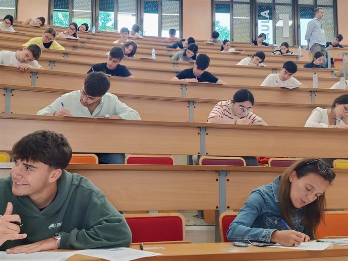 Alumnos haciendo la prueba de la PAU en Cádiz.