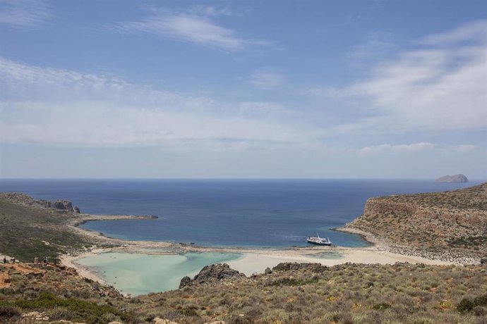 Archivo - Vista general de una playa en la isla griega de Creta