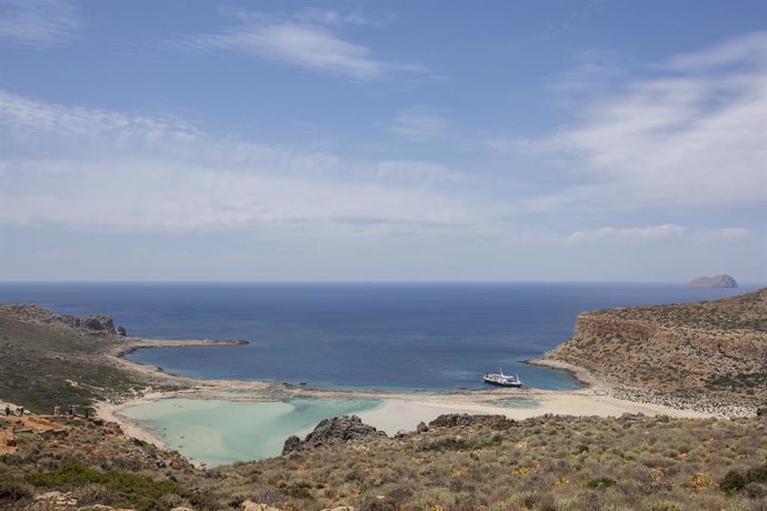 Archivo - FILED - 12 May 2022, Greece, Kissamos: A view of Balos beach in the northeastern part of the island of Crete. The Greek island of Crete was shaken by three earthquakes on Wednesday morning. Photo: Socrates Baltagiannis/dpa