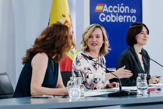 (I-D) La ministra de Sanidad, Mónica García; la ministra Portavoz, Pilar Alegría y la ministra de Ciencia, Innovación y Universidades, Diana Morant, durante una rueda de prensa posterior a la reunión del Consejo de Ministros, a 3 de junio de 2025.
