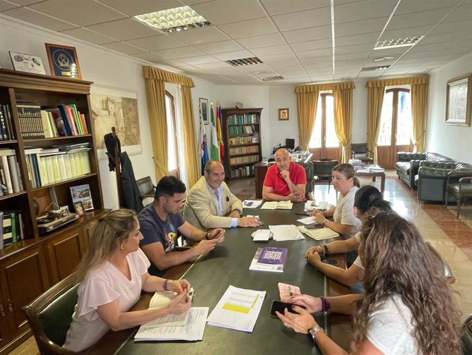 Antonio Aragón con el alcalde de Setenil.