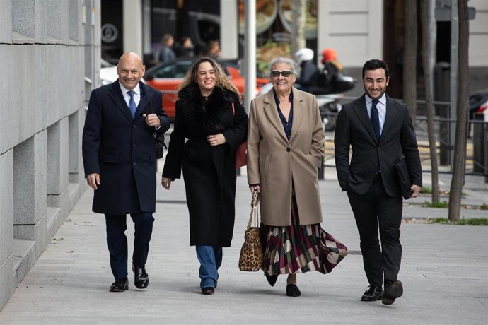 Archivo - La empresaria Carmen Pano (d), y su hija, Leonor González Pano (i), a su llegada a la Audiencia Nacional el pasado febrero.