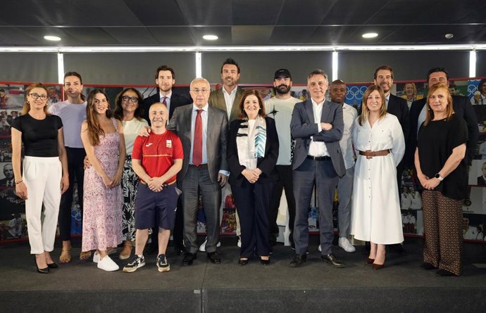 Foto de familia tras la presentación de los nuevos servicios de la Oficina de Atención al Deportista del COE