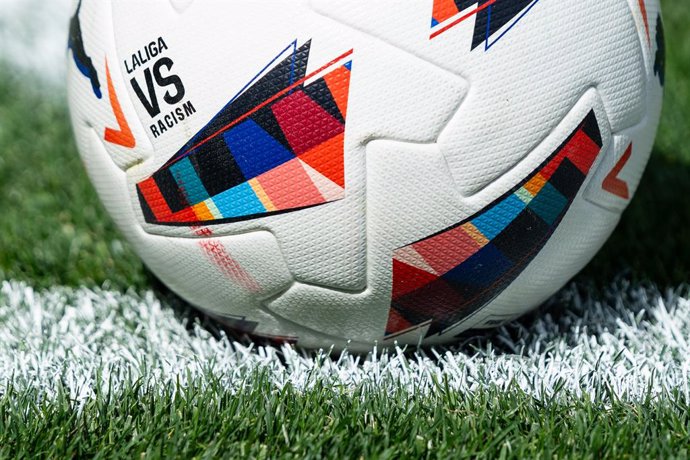 Archivo - Illustration, ball of the match with the slogan “LaLiga VS Racism” during the Spanish league, LaLiga EA Sports, football match played between Sevilla FC and Celta de Vigo at Ramon Sanchez-Pizjuan stadium on March 17, 2024, in Sevilla, Spain.