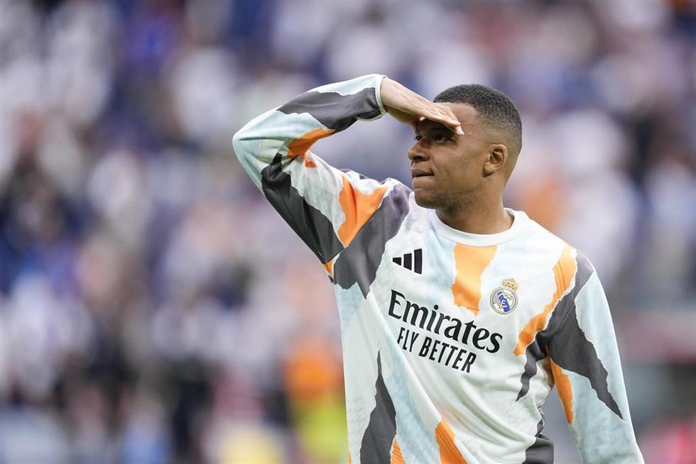El delantero francés Kylian Mbappé (Real Madrid), durante un calentamiento en el Santiago Bernabéu.