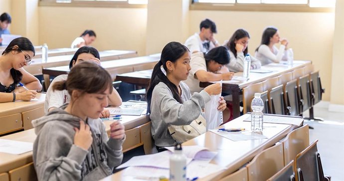 Estudiantes se examinan de la PAU en la Universidad de Huelva.