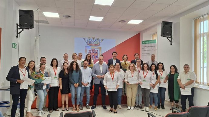 El subdelegado de la Junta de Andalucía en el Campo de Gibraltar, Javier Ros, y el delegado territorial de Empleo, Empresa y Trabajo Autónomo en la provincia de Cádiz, Daniel Sánchez, junto a beneficiarios de programa de Formación y Empleo en San Roque.